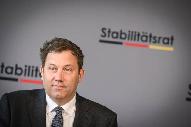 Berlin, Pressekonferenz zur 35. Sitzung des Stabilitätsrates mit Lars Klingbeil Pressekonferenz zur 35. Sitzung des Stabilitätsrates mit Finanzminister Lars Klingbeil (SPD), Thiess Büttner (Vorsitzender des unabhängigen Beirats), Matthias Makosch (Pressesprecher u. stellv. Sprecher des Bremer Senats), Bijörn Fecker (Bürgermeister und Senator für Finanzen Bremen) und Marcus Optendrenk (Finanzminister Nordrhein-Westfalen) im Gebäude des Bundesrates am 11.05.2026 in Berlin. Berlin Bundesrat Berlin Deutschland