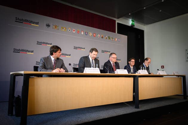 Berlin, Pressekonferenz zur 35. Sitzung des Stabilitätsrates mit Lars Klingbeil Pressekonferenz zur 35. Sitzung des Stabilitätsrates mit Finanzminister Lars Klingbeil (SPD), Thiess Büttner (Vorsitzender des unabhängigen Beirats), Matthias Makosch (Pressesprecher u. stellv. Sprecher des Bremer Senats), Bijörn Fecker (Bürgermeister und Senator für Finanzen Bremen) und Marcus Optendrenk (Finanzminister Nordrhein-Westfalen) im Gebäude des Bundesrates am 11.05.2026 in Berlin. Berlin Bundesrat Berlin Deutschland