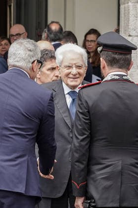 IPA84567403 - MILANO - Teatro alla Scala, il presidente della Repubblica, Sergio Mattarella, all uscita dalla cerimonia in occasione degli 80 anni del concerto di riapertura della Scala ricostruita dopo i bombardamenti della seconda guerra mondiale. 11 maggio  Copyright: xEmanuelexRobertoxDexCarlix xx 84567403