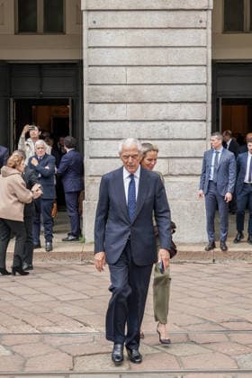 IPA84567405 - MILANO - Teatro alla Scala, il presidente del gruppo Pirelli, Marco Tronchetti Provera, all uscita dalla cerimonia in occasione degli 80 anni del concerto di riapertura della Scala ricostruita dopo i bombardamenti della seconda guerra mondiale. 11 maggio  Copyright: xEmanuelexRobertoxDexCarlix xx 84567405