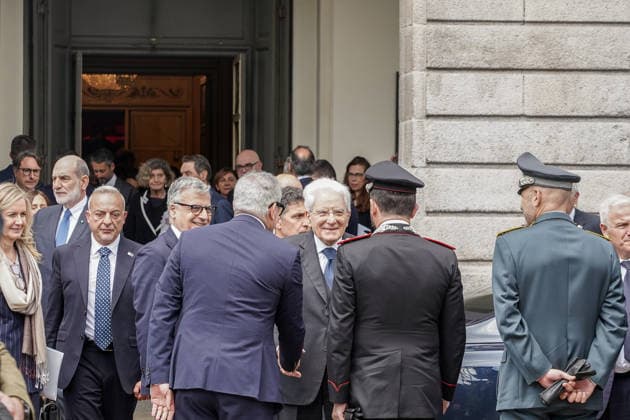 IPA84567401 - MILANO - Teatro alla Scala, il presidente della Repubblica, Sergio Mattarella, all uscita dalla cerimonia in occasione degli 80 anni del concerto di riapertura della Scala ricostruita dopo i bombardamenti della seconda guerra mondiale. 11 maggio  Copyright: xEmanuelexRobertoxDexCarlix xx 84567401