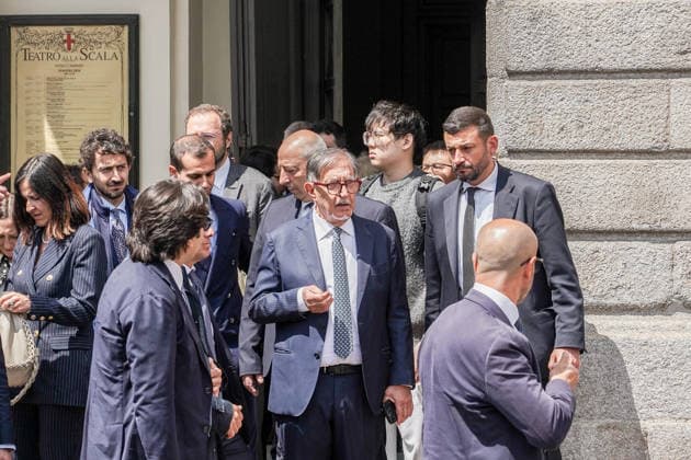 IPA84567427 - MILANO - Teatro alla Scala, Ignazio La Russa in uscita dalla cerimonia in occasione degli 80 anni del concerto di riapertura della Scala ricostruita dopo i bombardamenti della seconda guerra mondiale. 11 maggio  Copyright: xEmanuelexRobertoxDexCarlix xx 84567427