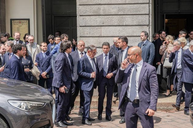 IPA84567429 - MILANO - Teatro alla Scala, Ignazio la Russa e Giovanni Bozzetti in uscita dalla cerimonia in occasione degli 80 anni del concerto di riapertura della Scala ricostruita dopo i bombardamenti della seconda guerra mondiale. 11 maggio  Copyright: xEmanuelexRobertoxDexCarlix xx 84567429