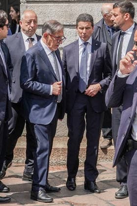 IPA84567430 - MILANO - Teatro alla Scala, Ignazio la Russa e Giovanni Bozzetti in uscita dalla cerimonia in occasione degli 80 anni del concerto di riapertura della Scala ricostruita dopo i bombardamenti della seconda guerra mondiale. 11 maggio  Copyright: xEmanuelexRobertoxDexCarlix xx 84567430