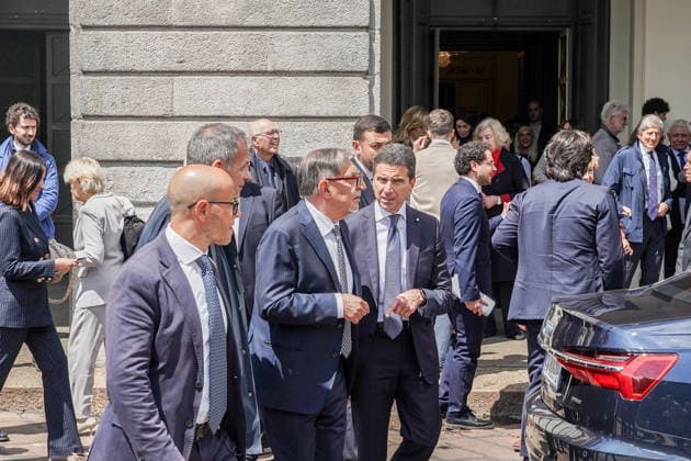 IPA84567432 - MILANO - Teatro alla Scala, Ignazio la Russa e Giovanni Bozzetti in uscita dalla cerimonia in occasione degli 80 anni del concerto di riapertura della Scala ricostruita dopo i bombardamenti della seconda guerra mondiale. 11 maggio  Copyright: xEmanuelexRobertoxDexCarlix xx 84567432