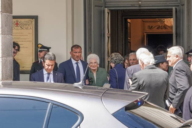 IPA84567435 - MILANO - Teatro alla Scala, la senatrice Liliana Segre in uscita dalla cerimonia in occasione degli 80 anni del concerto di riapertura della Scala ricostruita dopo i bombardamenti della seconda guerra mondiale. 11 maggio  Copyright: xEmanuelexRobertoxDexCarlix xx 84567435
