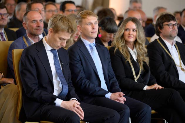 v.l. Oberbürgermeister Dominik Krause und sein Freund Sebastian Müller, daneben Mona Fuchs (Grüne) - Festliche Eröffnungssitzung des Stadtrats der Landeshauptstadt München - Amtperiode 2026 bis 2032 im Festsaal des alten Rathaus, München 11.05.2026