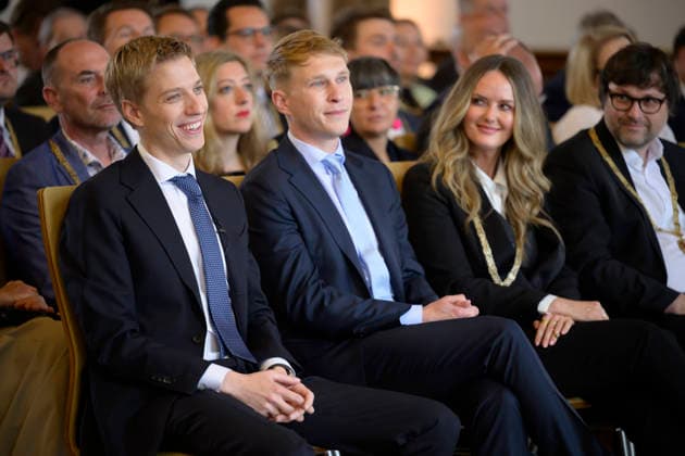 v.l. Oberbürgermeister Dominik Krause und sein Freund Sebastian Müller, daneben Mona Fuchs (Grüne) - Festliche Eröffnungssitzung des Stadtrats der Landeshauptstadt München - Amtperiode 2026 bis 2032 im Festsaal des alten Rathaus, München 11.05.2026