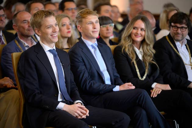 v.l. Oberbürgermeister Dominik Krause und sein Freund Sebastian Müller, daneben Mona Fuchs (Grüne) - Festliche Eröffnungssitzung des Stadtrats der Landeshauptstadt München - Amtperiode 2026 bis 2032 im Festsaal des alten Rathaus, München 11.05.2026