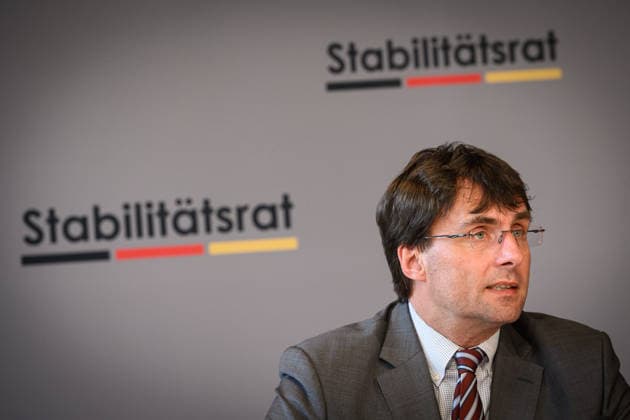 Berlin, Pressekonferenz zur 35. Sitzung des Stabilitätsrates mit Lars Klingbeil Pressekonferenz zur 35. Sitzung des Stabilitätsrates mit Finanzminister Lars Klingbeil (SPD), Thiess Büttner (Vorsitzender des unabhängigen Beirats), Matthias Makosch (Pressesprecher u. stellv. Sprecher des Bremer Senats), Bijörn Fecker (Bürgermeister und Senator für Finanzen Bremen) und Marcus Optendrenk (Finanzminister Nordrhein-Westfalen) im Gebäude des Bundesrates am 11.05.2026 in Berlin. Berlin Bundesrat Berlin Deutschland
