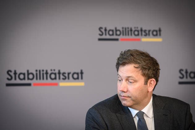 Berlin, Pressekonferenz zur 35. Sitzung des Stabilitätsrates mit Lars Klingbeil Pressekonferenz zur 35. Sitzung des Stabilitätsrates mit Finanzminister Lars Klingbeil (SPD), Thiess Büttner (Vorsitzender des unabhängigen Beirats), Matthias Makosch (Pressesprecher u. stellv. Sprecher des Bremer Senats), Bijörn Fecker (Bürgermeister und Senator für Finanzen Bremen) und Marcus Optendrenk (Finanzminister Nordrhein-Westfalen) im Gebäude des Bundesrates am 11.05.2026 in Berlin. Berlin Bundesrat Berlin Deutschland