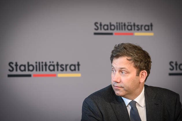 Berlin, Pressekonferenz zur 35. Sitzung des Stabilitätsrates mit Lars Klingbeil Pressekonferenz zur 35. Sitzung des Stabilitätsrates mit Finanzminister Lars Klingbeil (SPD), Thiess Büttner (Vorsitzender des unabhängigen Beirats), Matthias Makosch (Pressesprecher u. stellv. Sprecher des Bremer Senats), Bijörn Fecker (Bürgermeister und Senator für Finanzen Bremen) und Marcus Optendrenk (Finanzminister Nordrhein-Westfalen) im Gebäude des Bundesrates am 11.05.2026 in Berlin. Berlin Bundesrat Berlin Deutschland