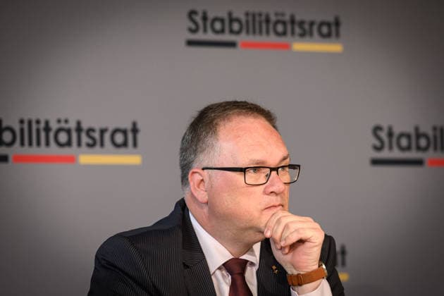 Berlin, Pressekonferenz zur 35. Sitzung des Stabilitätsrates mit Lars Klingbeil Pressekonferenz zur 35. Sitzung des Stabilitätsrates mit Finanzminister Lars Klingbeil (SPD), Thiess Büttner (Vorsitzender des unabhängigen Beirats), Matthias Makosch (Pressesprecher u. stellv. Sprecher des Bremer Senats), Bijörn Fecker (Bürgermeister und Senator für Finanzen Bremen) und Marcus Optendrenk (Finanzminister Nordrhein-Westfalen) im Gebäude des Bundesrates am 11.05.2026 in Berlin. Berlin Bundesrat Berlin Deutschland