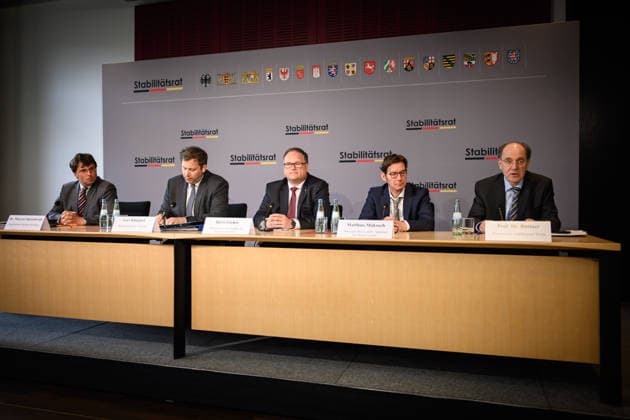 Berlin, Pressekonferenz zur 35. Sitzung des Stabilitätsrates mit Lars Klingbeil Pressekonferenz zur 35. Sitzung des Stabilitätsrates mit Finanzminister Lars Klingbeil (SPD), Thiess Büttner (Vorsitzender des unabhängigen Beirats), Matthias Makosch (Pressesprecher u. stellv. Sprecher des Bremer Senats), Bijörn Fecker (Bürgermeister und Senator für Finanzen Bremen) und Marcus Optendrenk (Finanzminister Nordrhein-Westfalen) im Gebäude des Bundesrates am 11.05.2026 in Berlin. Berlin Bundesrat Berlin Deutschland
