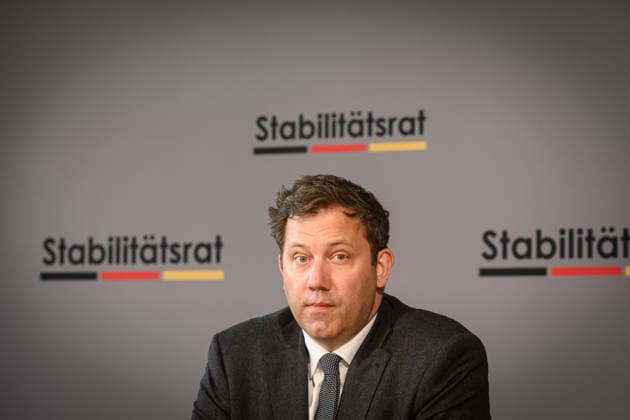 Berlin, Pressekonferenz zur 35. Sitzung des Stabilitätsrates mit Lars Klingbeil Pressekonferenz zur 35. Sitzung des Stabilitätsrates mit Finanzminister Lars Klingbeil (SPD), Thiess Büttner (Vorsitzender des unabhängigen Beirats), Matthias Makosch (Pressesprecher u. stellv. Sprecher des Bremer Senats), Bijörn Fecker (Bürgermeister und Senator für Finanzen Bremen) und Marcus Optendrenk (Finanzminister Nordrhein-Westfalen) im Gebäude des Bundesrates am 11.05.2026 in Berlin. Berlin Bundesrat Berlin Deutschland