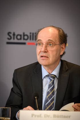 Berlin, Pressekonferenz zur 35. Sitzung des Stabilitätsrates mit Lars Klingbeil Pressekonferenz zur 35. Sitzung des Stabilitätsrates mit Finanzminister Lars Klingbeil (SPD), Thiess Büttner (Vorsitzender des unabhängigen Beirats), Matthias Makosch (Pressesprecher u. stellv. Sprecher des Bremer Senats), Bijörn Fecker (Bürgermeister und Senator für Finanzen Bremen) und Marcus Optendrenk (Finanzminister Nordrhein-Westfalen) im Gebäude des Bundesrates am 11.05.2026 in Berlin. Berlin Bundesrat Berlin Deutschland