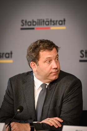 Berlin, Pressekonferenz zur 35. Sitzung des Stabilitätsrates mit Lars Klingbeil Pressekonferenz zur 35. Sitzung des Stabilitätsrates mit Finanzminister Lars Klingbeil (SPD), Thiess Büttner (Vorsitzender des unabhängigen Beirats), Matthias Makosch (Pressesprecher u. stellv. Sprecher des Bremer Senats), Bijörn Fecker (Bürgermeister und Senator für Finanzen Bremen) und Marcus Optendrenk (Finanzminister Nordrhein-Westfalen) im Gebäude des Bundesrates am 11.05.2026 in Berlin. Berlin Bundesrat Berlin Deutschland
