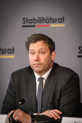 Berlin, Pressekonferenz zur 35. Sitzung des Stabilitätsrates mit Lars Klingbeil Pressekonferenz zur 35. Sitzung des Stabilitätsrates mit Finanzminister Lars Klingbeil (SPD), Thiess Büttner (Vorsitzender des unabhängigen Beirats), Matthias Makosch (Pressesprecher u. stellv. Sprecher des Bremer Senats), Bijörn Fecker (Bürgermeister und Senator für Finanzen Bremen) und Marcus Optendrenk (Finanzminister Nordrhein-Westfalen) im Gebäude des Bundesrates am 11.05.2026 in Berlin. Berlin Bundesrat Berlin Deutschland