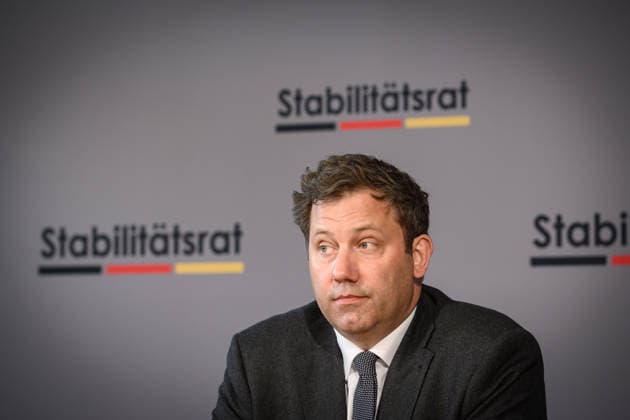 Berlin, Pressekonferenz zur 35. Sitzung des Stabilitätsrates mit Lars Klingbeil Pressekonferenz zur 35. Sitzung des Stabilitätsrates mit Finanzminister Lars Klingbeil (SPD), Thiess Büttner (Vorsitzender des unabhängigen Beirats), Matthias Makosch (Pressesprecher u. stellv. Sprecher des Bremer Senats), Bijörn Fecker (Bürgermeister und Senator für Finanzen Bremen) und Marcus Optendrenk (Finanzminister Nordrhein-Westfalen) im Gebäude des Bundesrates am 11.05.2026 in Berlin. Berlin Bundesrat Berlin Deutschland