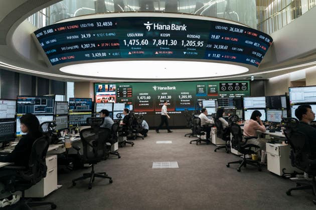 May 11, 2026, Seoul, Seoul, South Korea: An electronic board at a bank in Seoul displays the Korea Composite Stock Price Index (KOSPI) above the 7,800 mark for the first time in history. Seoul South Korea  - ZUMAm346 20260511_znp_m346_001 Copyright: xSuhxJeenxMoonx