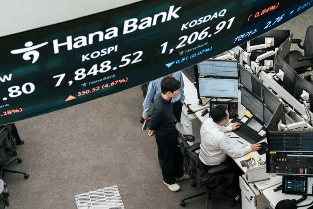 May 11, 2026, Seoul, Seoul, South Korea: An electronic board at a bank in Seoul displays the Korea Composite Stock Price Index (KOSPI) above the 7,800 mark for the first time in history. Seoul South Korea - ZUMAm346 20260511_znp_m346_002 Copyright: xSuhxJeenxMoonx