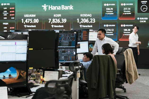 May 11, 2026, Seoul, Seoul, South Korea: An electronic board at a bank in Seoul displays the Korea Composite Stock Price Index (KOSPI) above the 7,800 mark for the first time in history. Seoul South Korea  - ZUMAm346 20260511_znp_m346_003 Copyright: xSuhxJeenxMoonx