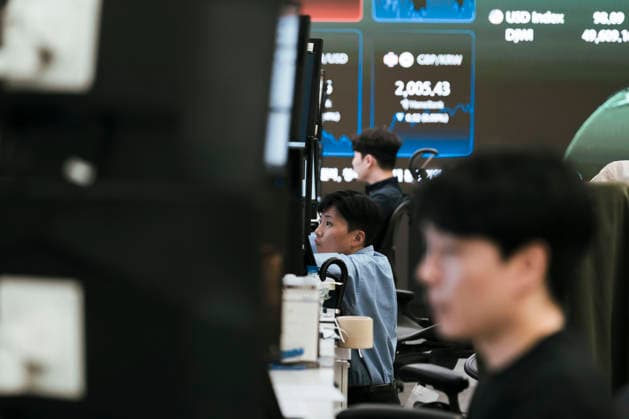 May 11, 2026, Seoul, Seoul, South Korea: An electronic board at a bank in Seoul displays the Korea Composite Stock Price Index (KOSPI) above the 7,800 mark for the first time in history. Seoul South Korea - ZUMAm346 20260511_znp_m346_004 Copyright: xSuhxJeenxMoonx