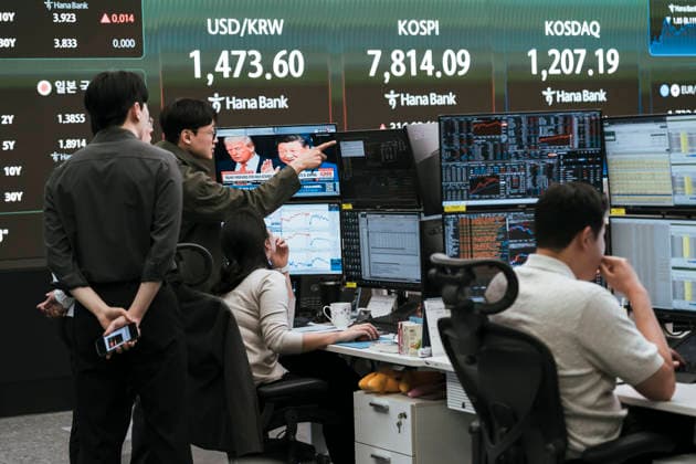 May 11, 2026, Seoul, Seoul, South Korea: An electronic board at a bank in Seoul displays the Korea Composite Stock Price Index (KOSPI) above the 7,800 mark for the first time in history. Seoul South Korea  - ZUMAm346 20260511_znp_m346_005 Copyright: xSuhxJeenxMoonx