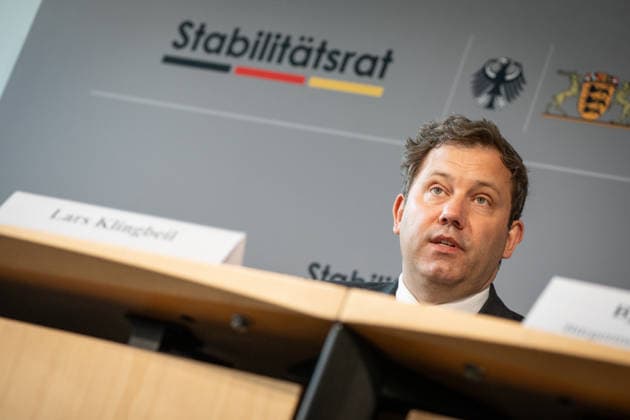 Lars Klingbeil, Bundesfinanzminister;Pressekonferenz zur Sitzung des Stabilitätsrats mit Bundesminister der Finanzen im Bundesratsgebäude, Berlin Berlin Deutschland Bundesratsgebäude