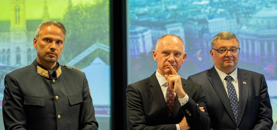 20260511 Lokalaugenschein im ESC-Einsatzstab der Landespolizeidirektion Wien WIEN, OESTERREICH - MAI 11: Landespolizeivizepraesident Wien, Dieter Csefan, Bundesminister fuer Inneres Gerhard Karner (OeVP) und Staatssekretaer im Bundesministerium fuer Inneres Joerg Leichtfried (SPOe) beim Lokalaugenschein - im ESC-Einsatzstab der Landespolizeidirektion Wien in der Landespolizeidirektion Wien am 11. Mai 2026 in Wien, Oesterreich. 260511_SEPA_10_059 Copyright: xMichaelxIndrax SEPAxMedia