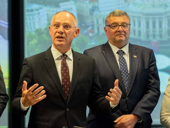 20260511 Lokalaugenschein im ESC-Einsatzstab der Landespolizeidirektion Wien WIEN, OESTERREICH - MAI 11: Bundesminister fuer Inneres Gerhard Karner (OeVP) und Staatssekretaer im Bundesministerium fuer Inneres Joerg Leichtfried (SPOe) beim Lokalaugenschein - im ESC-Einsatzstab der Landespolizeidirektion Wien in der Landespolizeidirektion Wien am 11. Mai 2026 in Wien, Oesterreich. 260511_SEPA_10_061 Copyright: xMichaelxIndrax SEPAxMedia