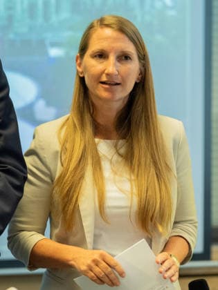 20260511 Lokalaugenschein im ESC-Einsatzstab der Landespolizeidirektion Wien WIEN, OESTERREICH - MAI 11: Direktorin Sylvia Mayer (Direktion Staatsschutz und Nachrichtendienst) beim Lokalaugenschein - im ESC-Einsatzstab der Landespolizeidirektion Wien in der Landespolizeidirektion Wien am 11. Mai 2026 in Wien, Oesterreich. 260511_SEPA_10_063 Copyright: xMichaelxIndrax SEPAxMedia
