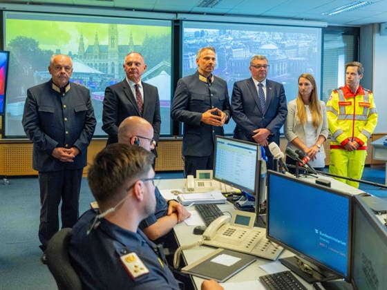 20260511 Lokalaugenschein im ESC-Einsatzstab der Landespolizeidirektion Wien WIEN, OESTERREICH - MAI 11: Landespolizeivizepraesident Wien, Dieter Csefan, Leiter Bernhard Treibenreif (Direktion fuer Spezialeinheiten Einsatzkommando Cobra), Bundesminister fuer Inneres Gerhard Karner (OeVP), Staatssekretaer im Bundesministerium fuer Inneres Joerg Leichtfried (SPOe), Direktorin Sylvia Mayer (Direktion Staatsschutz und Nachrichtendienst) und Hauptinspektionsoffizier Klaus Formanek (Samariterbunds Wien) beim Lokalaugenschein - im ESC-Einsatzstab der Landespolizeidirektion Wien in der Landespolizeidirektion Wien am 11. Mai 2026 in Wien, Oesterreich. 260511_SEPA_10_065 Copyright: xMichaelxIndrax SEPAxMedia