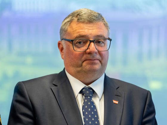 20260511 Lokalaugenschein im ESC-Einsatzstab der Landespolizeidirektion Wien WIEN, OESTERREICH - MAI 11: Staatssekretaer im Bundesministerium fuer Inneres Joerg Leichtfried (SPOe) beim Lokalaugenschein - im ESC-Einsatzstab der Landespolizeidirektion Wien in der Landespolizeidirektion Wien am 11. Mai 2026 in Wien, Oesterreich. 260511_SEPA_10_036 Copyright: xMichaelxIndrax SEPAxMedia