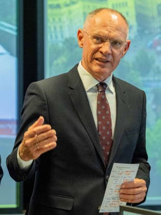 20260511 Lokalaugenschein im ESC-Einsatzstab der Landespolizeidirektion Wien WIEN, OESTERREICH - MAI 11: Bundesminister fuer Inneres Gerhard Karner (OeVP) beim Lokalaugenschein - im ESC-Einsatzstab der Landespolizeidirektion Wien in der Landespolizeidirektion Wien am 11. Mai 2026 in Wien, Oesterreich. 260511_SEPA_10_043 Copyright: xMichaelxIndrax SEPAxMedia