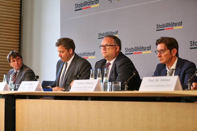 Berlin, Deutschland, 11.05.2026: Bundesrat: Pressekonferenz zur 35. Sitzung des Stabilitätsrat: L-R: NRW-Finanzminister Marcus Optendrenk (CDU), Bundesminister der Finanzen Lars Klingbeil (SPD), Bremens Finanzsenator Björn Fecker (Grüne), Pressesprecher Matthias Makosch Copyright: xdtsxNachrichtenagenturx dts_118647