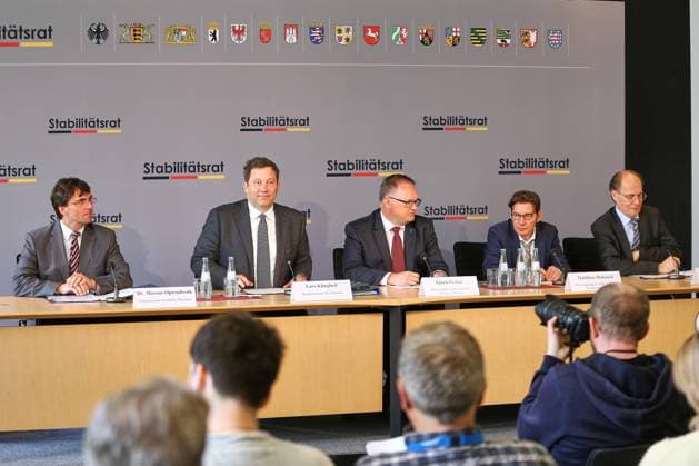 Berlin, Deutschland, 11.05.2026: Bundesrat: Pressekonferenz zur 35. Sitzung des Stabilitätsrat: L-R: NRW-Finanzminister Marcus Optendrenk (CDU), Bundesminister der Finanzen Lars Klingbeil (SPD), Bremens Finanzsenator Björn Fecker (Grüne), Pressesprecher Matthias Makosch, Beirat Thiess Büttner Copyright: xdtsxNachrichtenagenturx dts_118662