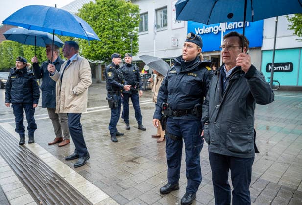 TRELLEBORG 2026 05 11 Minister of Justice Gunnar Strömmer M , local police chief Frida LovÃ n and Prime Minister Ulf Kristersson M on a safety walk in Trelleborg during Mondays bus tour with the Moderates in Skane MALMÖ SWEDEN x50090x  Copyright: xJohanxNilssonx xTTx MODERATERNA BUSSTURNÃˆ SKANE 5zEEjKl-C2I