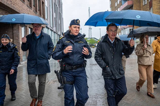 TRELLEBORG 2026 05 11 Minister of Justice Gunnar Strömmer M , local police chief Frida LovÃ n, Prime Minister Ulf Kristersson M and EU Minister Jessica Rosencrantz on a safety walk in Trelleborg during Mondays bus tour with the Moderates in Skane MALMÖ SWEDEN x50090x  Copyright: xJohanxNilssonx xTTx MODERATERNA BUSSTURNÃˆ SKANE b3dMnGW7syM