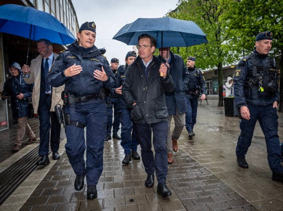 TRELLEBORG 2026 05 11 Local police chief Frida LovÃ n and Prime Minister Ulf Kristersson M on a safety walk in Trelleborg during Mondays bus tour with the Moderates in Skane MALMÖ SWEDEN x50090x  Copyright: xJohanxNilssonx xTTx MODERATERNA BUSSTURNÃˆ SKANE IqhFD6C5ORw