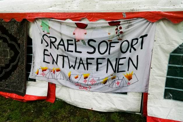 CNTV PROTESECAMP- Zelte Spruchbaender Polizeibewachung beim Palaestina Protstcamp auf der Moorweide11.05.2026 Hamburg auf der Moorweide Das Camp wird ständig von der Polizei bewacht Die Kampagne Stop Nakba Now! beim Bridges of Resistance-Camp in Hamburg gestartet mit Über 300 Teilnehmende, internationale Vernetzung und Debatten ueber Gaza, Medien und Widerstand Hamburg Deutschland