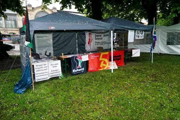CNTV PROTESECAMP- Zelte Spruchbaender Polizeibewachung beim Palaestina Protstcamp auf der Moorweide11.05.2026 Hamburg auf der Moorweide Das Camp wird ständig von der Polizei bewacht Die Kampagne Stop Nakba Now! beim Bridges of Resistance-Camp in Hamburg gestartet mit Über 300 Teilnehmende, internationale Vernetzung und Debatten ueber Gaza, Medien und Widerstand Hamburg Deutschland