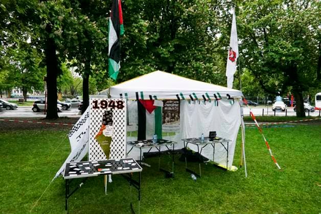 CNTV PROTESECAMP- Zelte Spruchbaender Polizeibewachung beim Palaestina Protstcamp auf der Moorweide11.05.2026 Hamburg auf der Moorweide Das Camp wird ständig von der Polizei bewacht Die Kampagne Stop Nakba Now! beim Bridges of Resistance-Camp in Hamburg gestartet mit Über 300 Teilnehmende, internationale Vernetzung und Debatten ueber Gaza, Medien und Widerstand Hamburg Deutschland