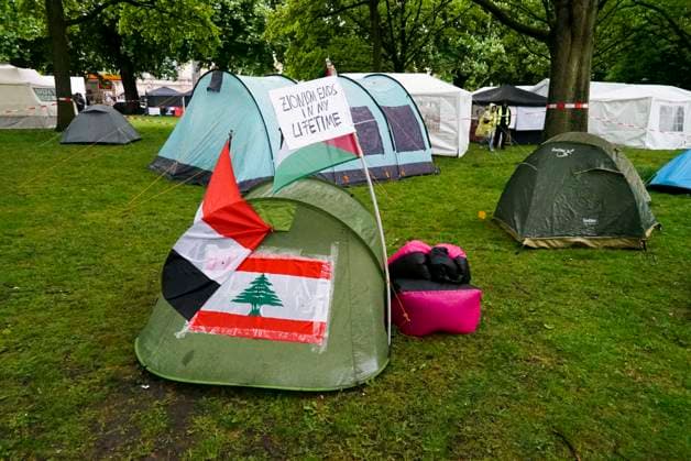 CNTV PROTESECAMP- Zelte Spruchbaender Polizeibewachung beim Palaestina Protstcamp auf der Moorweide11.05.2026 Hamburg auf der Moorweide Das Camp wird ständig von der Polizei bewacht Die Kampagne Stop Nakba Now! beim Bridges of Resistance-Camp in Hamburg gestartet mit Über 300 Teilnehmende, internationale Vernetzung und Debatten ueber Gaza, Medien und Widerstand Hamburg Deutschland