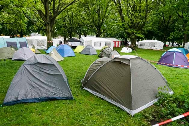 CNTV PROTESECAMP- Zelte Spruchbaender Polizeibewachung beim Palaestina Protstcamp auf der Moorweide11.05.2026 Hamburg auf der Moorweide Das Camp wird ständig von der Polizei bewacht Die Kampagne Stop Nakba Now! beim Bridges of Resistance-Camp in Hamburg gestartet mit Über 300 Teilnehmende, internationale Vernetzung und Debatten ueber Gaza, Medien und Widerstand Hamburg Deutschland