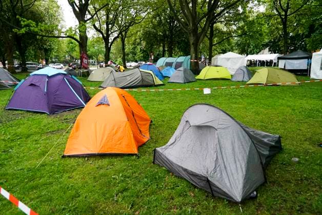 CNTV PROTESECAMP- Zelte Spruchbaender Polizeibewachung beim Palaestina Protstcamp auf der Moorweide11.05.2026 Hamburg auf der Moorweide Das Camp wird ständig von der Polizei bewacht Die Kampagne Stop Nakba Now! beim Bridges of Resistance-Camp in Hamburg gestartet mit Über 300 Teilnehmende, internationale Vernetzung und Debatten ueber Gaza, Medien und Widerstand Hamburg Deutschland