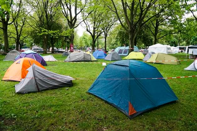 CNTV PROTESECAMP- Zelte Spruchbaender Polizeibewachung beim Palaestina Protstcamp auf der Moorweide11.05.2026 Hamburg auf der Moorweide Das Camp wird ständig von der Polizei bewacht Die Kampagne Stop Nakba Now! beim Bridges of Resistance-Camp in Hamburg gestartet mit Über 300 Teilnehmende, internationale Vernetzung und Debatten ueber Gaza, Medien und Widerstand Hamburg Deutschland