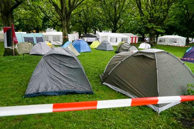 CNTV PROTESECAMP- Zelte Spruchbaender Polizeibewachung beim Palaestina Protstcamp auf der Moorweide11.05.2026 Hamburg auf der Moorweide Das Camp wird ständig von der Polizei bewacht Die Kampagne Stop Nakba Now! beim Bridges of Resistance-Camp in Hamburg gestartet mit Über 300 Teilnehmende, internationale Vernetzung und Debatten ueber Gaza, Medien und Widerstand Hamburg Deutschland