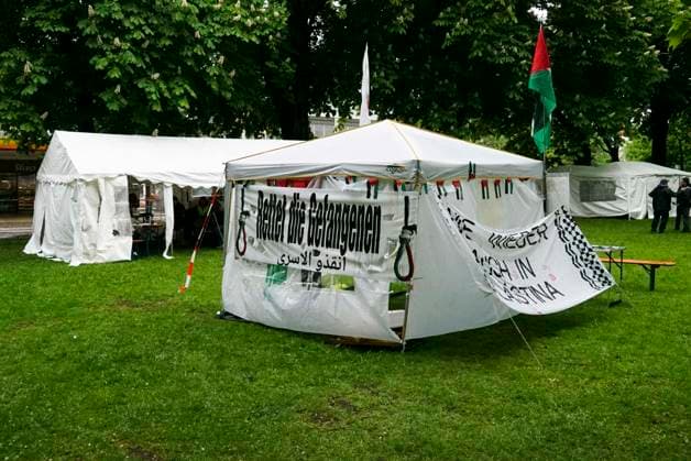 CNTV PROTESECAMP- Zelte Spruchbaender Polizeibewachung beim Palaestina Protstcamp auf der Moorweide11.05.2026 Hamburg auf der Moorweide Das Camp wird ständig von der Polizei bewacht Die Kampagne Stop Nakba Now! beim Bridges of Resistance-Camp in Hamburg gestartet mit Über 300 Teilnehmende, internationale Vernetzung und Debatten ueber Gaza, Medien und Widerstand Hamburg Deutschland