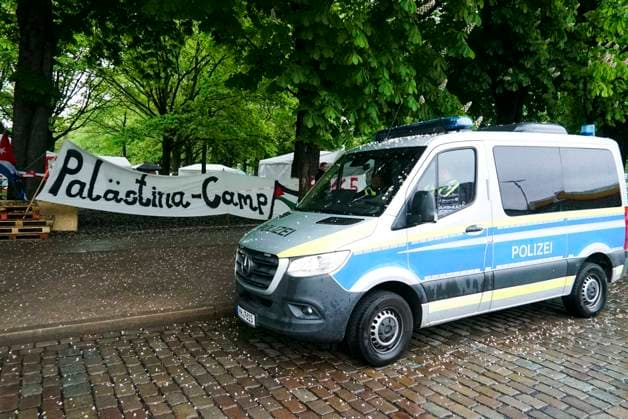 CNTV PROTESECAMP- Zelte Spruchbaender Polizeibewachung beim Palaestina Protstcamp auf der Moorweide11.05.2026 Hamburg auf der Moorweide Das Camp wird ständig von der Polizei bewacht Die Kampagne Stop Nakba Now! beim Bridges of Resistance-Camp in Hamburg gestartet mit Über 300 Teilnehmende, internationale Vernetzung und Debatten ueber Gaza, Medien und Widerstand Hamburg Deutschland